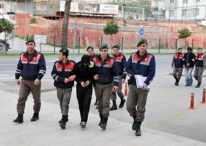 Hırsızlar Arkadaşlarına Yiyecek Getirince Yakalandı