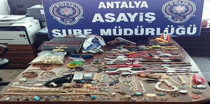 Hırsızlık Şüphelisi, Antalya’da Polisten Kaçamadı