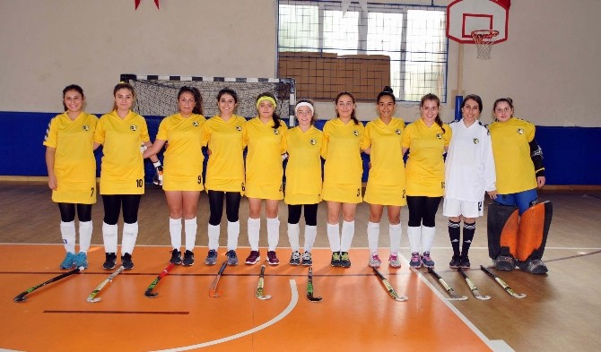 Hokey müsabakaları başladı