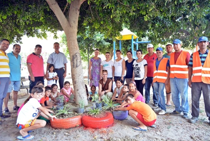 Hurda lastikleri saksıya dönüştürdüler