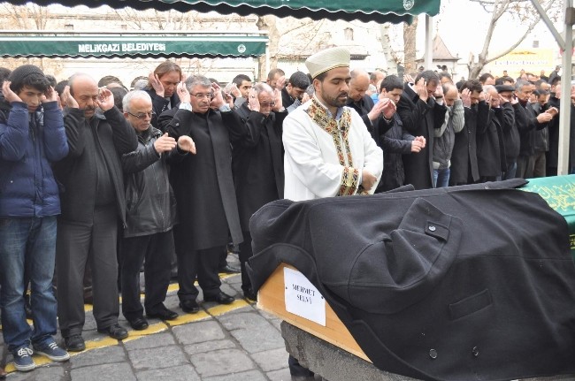 İÇİŞLERİ ESKİ BAKANI ŞAHİN KAYSERİ’DE CENAZE NAMAZINA KATILDI