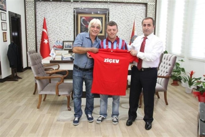 İl Emniyet Müdürü Tonbul zihinsel engelli gence forma hediye etti