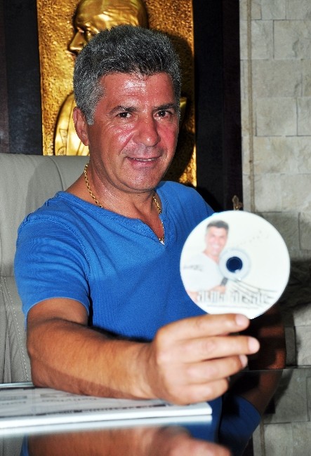 İş adamından engellilere albümlü destek