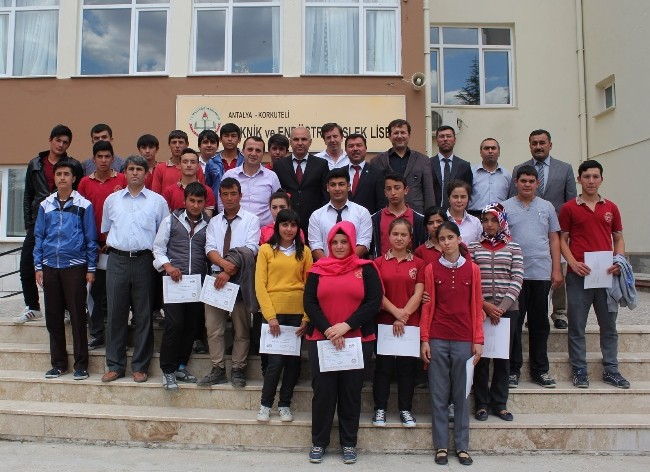İŞ GÜVENLİĞİ VE İŞÇİ SAĞLIĞI KURSUNU TAMAMLAYAN ÖĞRENCİLER SERTİFİKALARINI ALDI
