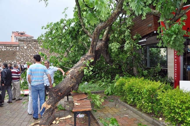 Isparta da şiddetli yağış ve rüzgar