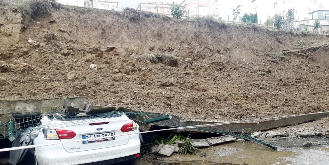 İstinat duvarı araçların üzerine devrildi