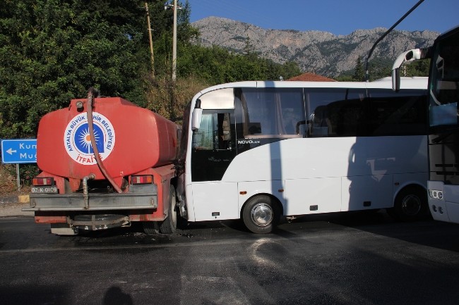 İtfaiye aracıyla servis otobüsü çarpıştı: 12 yaralı