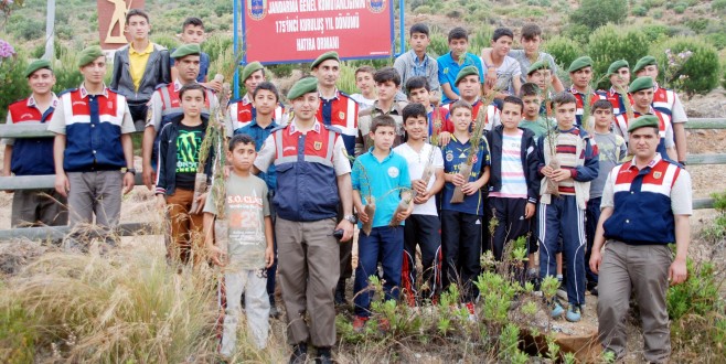 Jandarma ve öğrenciler fidan dikti