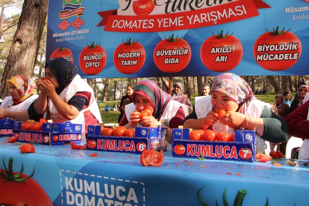 Kadınlar domates yeme yarışmasında 