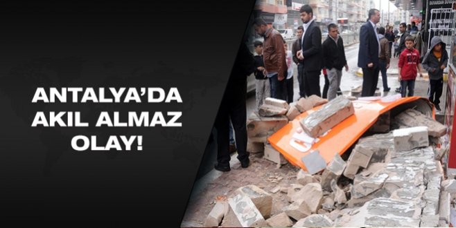 Kaldırımda yürüyen gencin üzerine duvar yıkıldı!