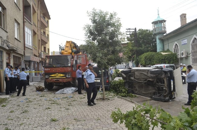 Kamyon namaza gidenlerin arasına daldı