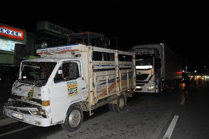 Kamyonet İki Tır’ın Arasında Kaldı: 1 Ağır Yaralı