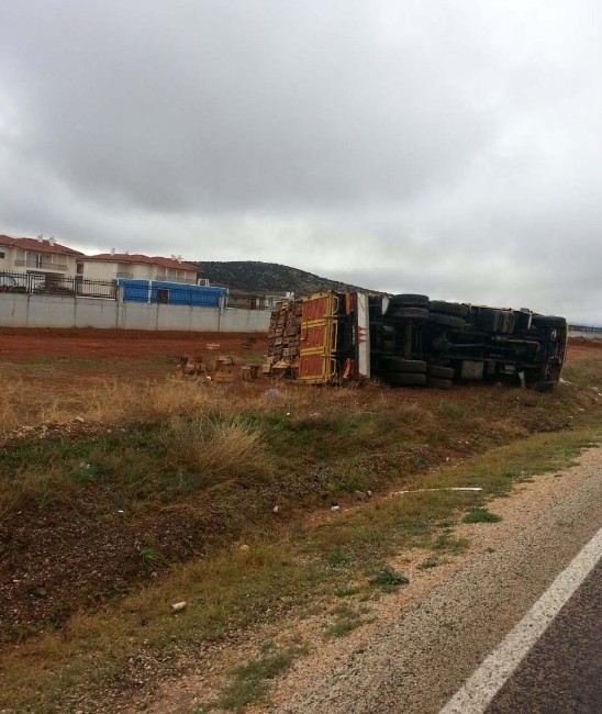 Kamyonet şarampole yuvarlandı 4 yaralı