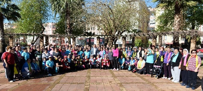 Kanseri sporla yenen 8 kadına Başkan Uysal taç taktı