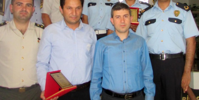 Kaş’ta trafikte yılın en iyilerine plaket