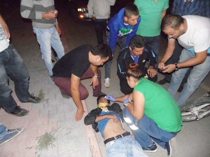 Kasksız sürücü ölümden döndü