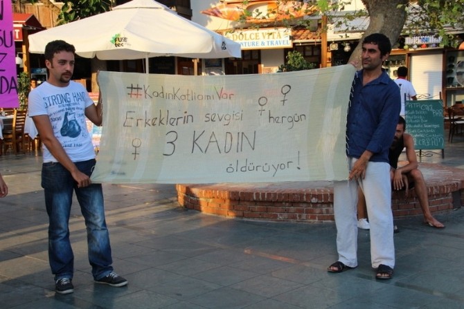 Kaş'ta kadın cinayetleri protesto edildi