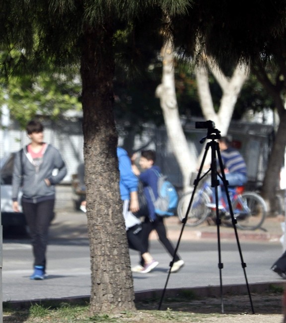 Kayıt Yapar Halde Refüjde Bırakılan Kamera Polisi Alarma Geçirdi