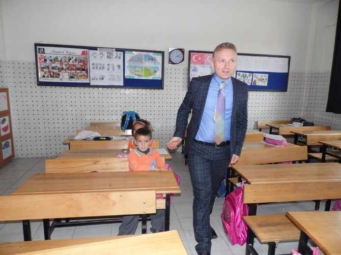 Kaymakam Tanrıkulu sınıfları ziyaret ederek öğrencilerle sohbet etti