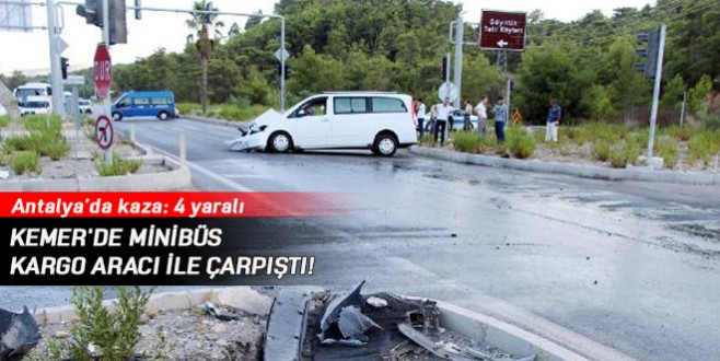 Kemer'de minibüs kargo aracı ile çarpıştı