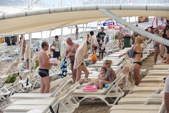Kemer plajlarında yağmur molası