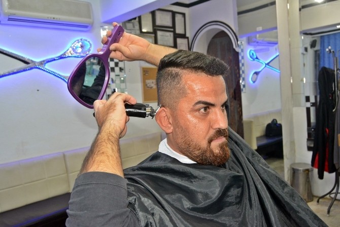 Kendi saçını tıraş edebilen berber herkesi şaşırtıyor