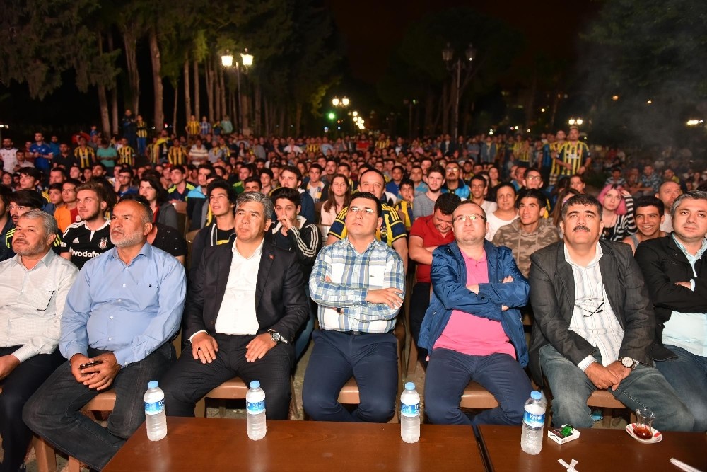 Kepez’de dev ekranda maç keyfi