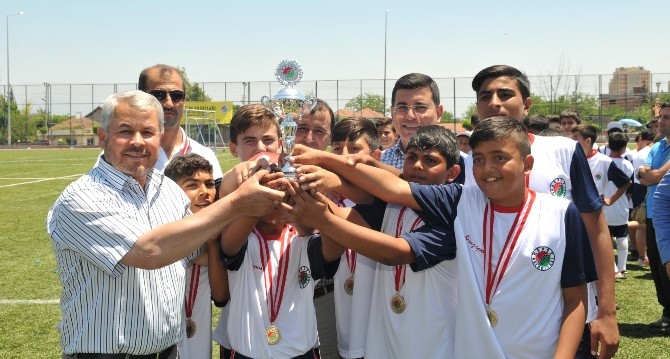 Kepez’in Yıldızları kupalarını aldı