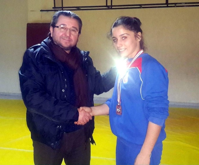 Kepezli Ece, Yıldızlar Güreş Türkiye şampiyonu oldu