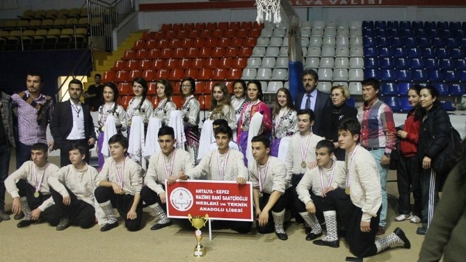 Kiralık kostümlerle birinci oldular