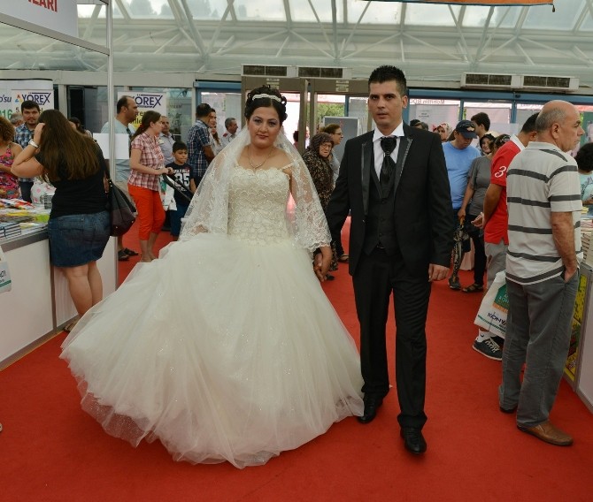 Kitap Fuarını Gelin Damat ziyaret etti