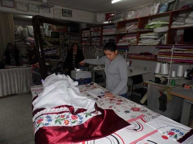 Kız öğrenciler hem staj yapıyor, hem meslek öğreniyor