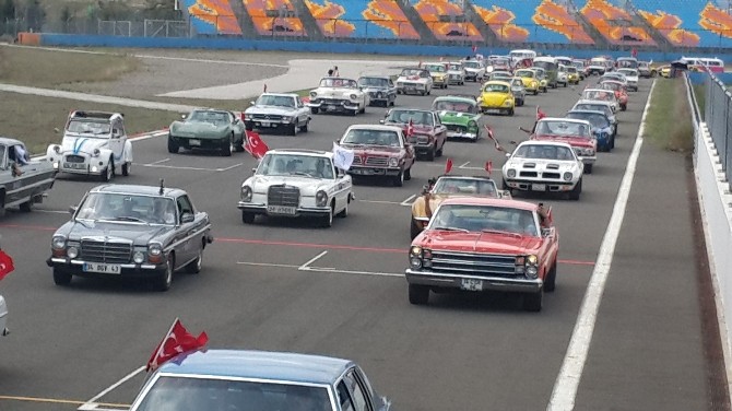 Klasik otomobiller Formula 1 pistinde kutlama