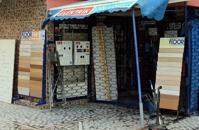 Kocasının iş yerindeki yarı çıplak kadını bıçakladı