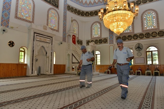 Konyaaltı'nda camiler gül suyu ile yıkanıyor
