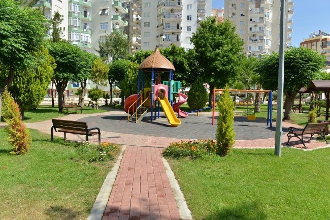 Konyaaltı'nda parklar modern görünüme kavuşuyor