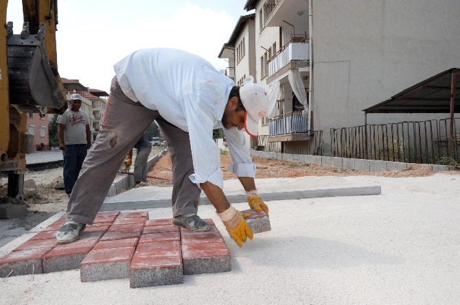 Korkuteli Fatih bulvarında kaldırım çalışmaları devam ediyor