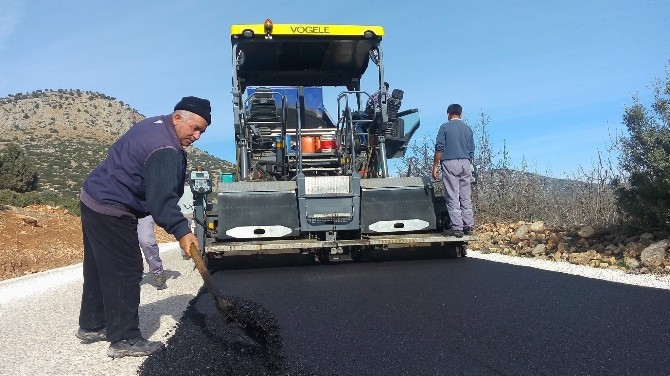 Korkuteli Tadköy’de Sıcak Asfalt Çalışması