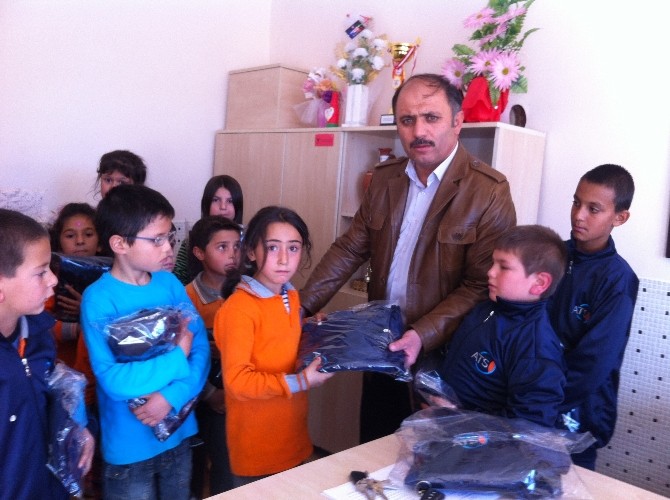 Korkuteli’de “Bir öğrenci de sen giydir” projesi