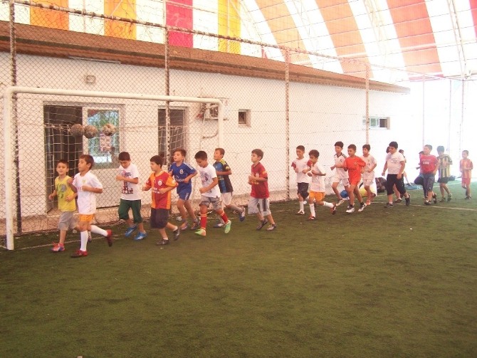 Korkuteli'nde futbol okuluna yoğun ilgi
