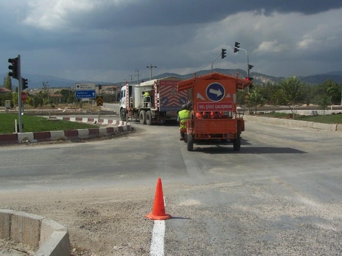 Korkuteli'nde Karayolları ekiplerinin yol çalışmaları devam ediyor