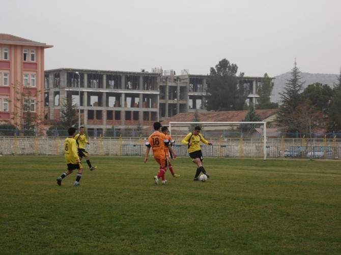 Korkuteli'nde liseler arası futbol turnuvası devam ediyor 