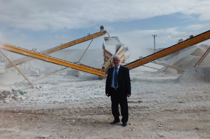 Korkuteli'nde mıcır üretimi devam ediyor