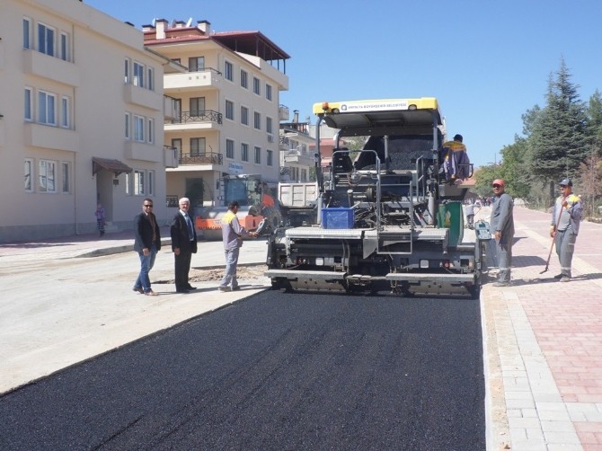 Korkuteli'nde okul sokağında sıcak asfalt çalışmaları tamamlandı