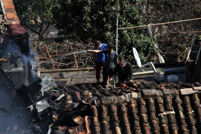 Koruma altındaki tarihi ev 5 dakikada kül oldu