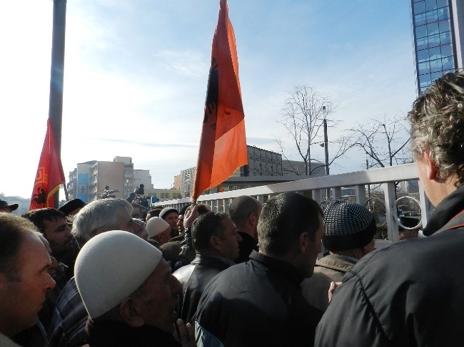 KOSOVA’DA GAZİLER İLE POLİS ARASINDA ARBEDE YAŞANDI