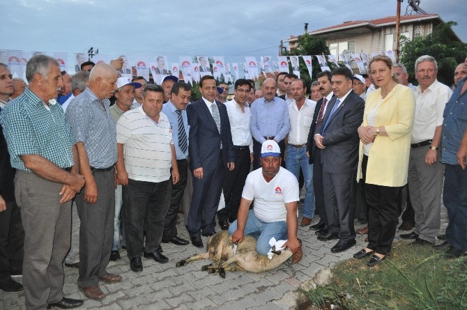 Köylerine ilk kez bir bakan geldi