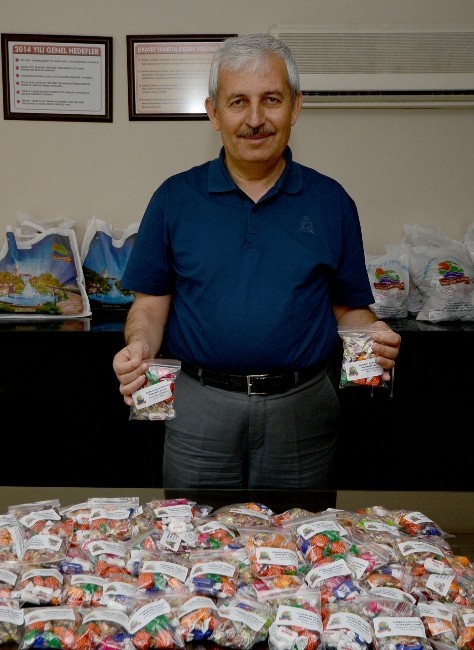 Kumluca Belediyesi, çocuklar için bayram şekeri hazırladı