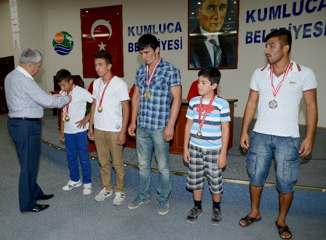 Kumluca Belediyesi güreşçileri altınla ödüllendirdi