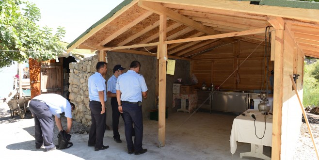 Kumluca Ceneviz koyundaki kaçak yapılar mühürlendi